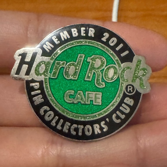 Hard Rock Cafe 2011 Green and Silver Collectors Club Pin - Picture 2 of 3